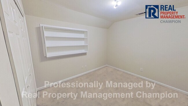 Building Photo - 3 Bedroom Townhome near Monkey Junction