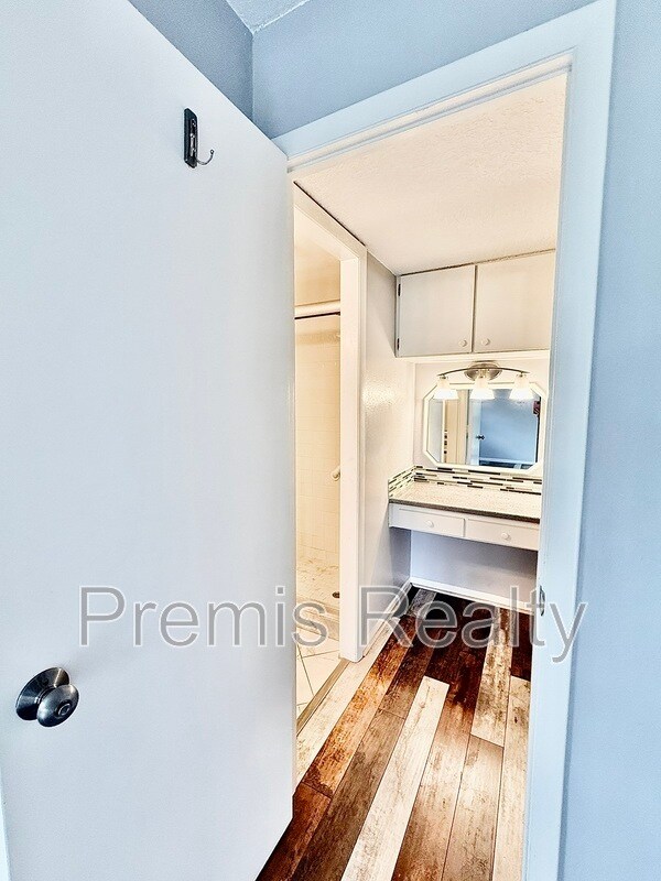 Building Photo - 2800 Cove Cay Dr