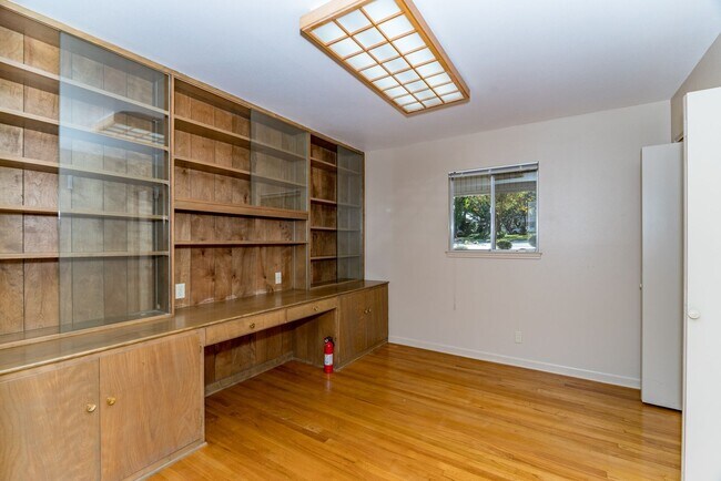 Building Photo - MACARTHUR PARK 3-BEDROOM HOME