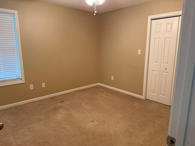 Building Photo - Lenoir City 37771 - 4 bedroom 2.5 bath - call Sharon Arnwine 865-313-7215