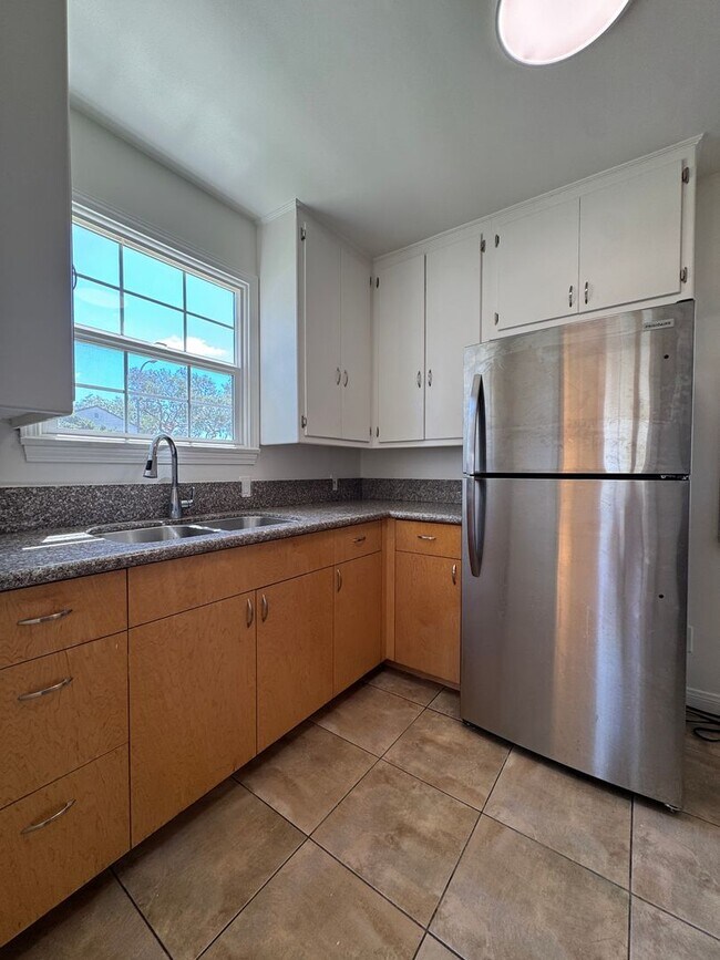 Building Photo - Modern 2-Bedroom Apartment in Prime West LA Location