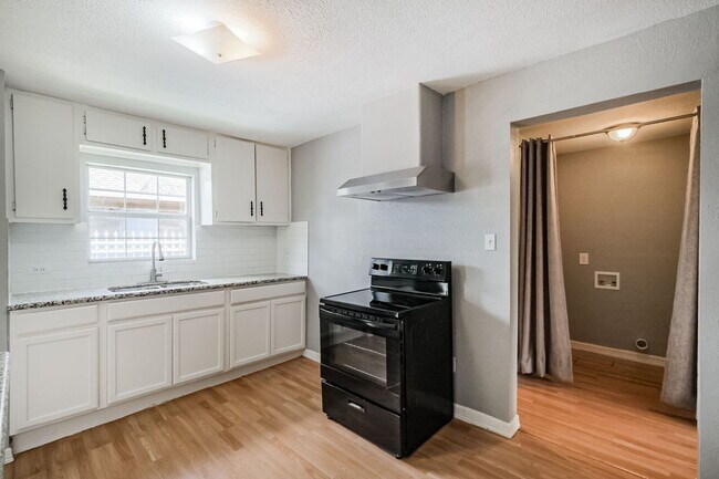 Building Photo - Charming Front Unit