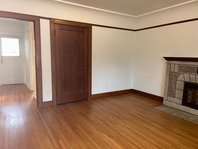 Building Photo - Renovated 1BD/1BA in charming brick cottages