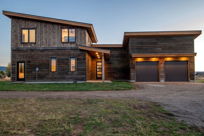 Building Photo - 3402 Alta Vista Dr