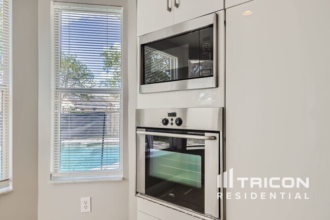 Building Photo - 330 Tinder Pl