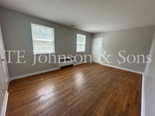 Building Photo - Spacious 2 Bedroom Condo