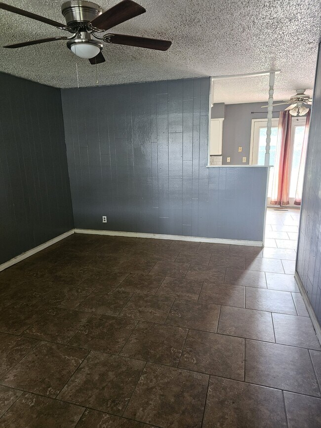 Building Photo - 409 S 190th E Ave