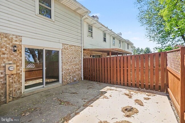 Building Photo - 933 E Maple St