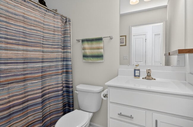 Building Photo - 2213 Venture Dr