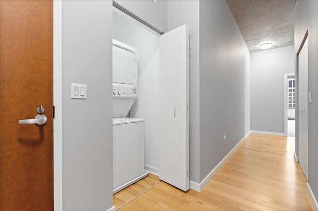 Building Photo - 235 W Van Buren St