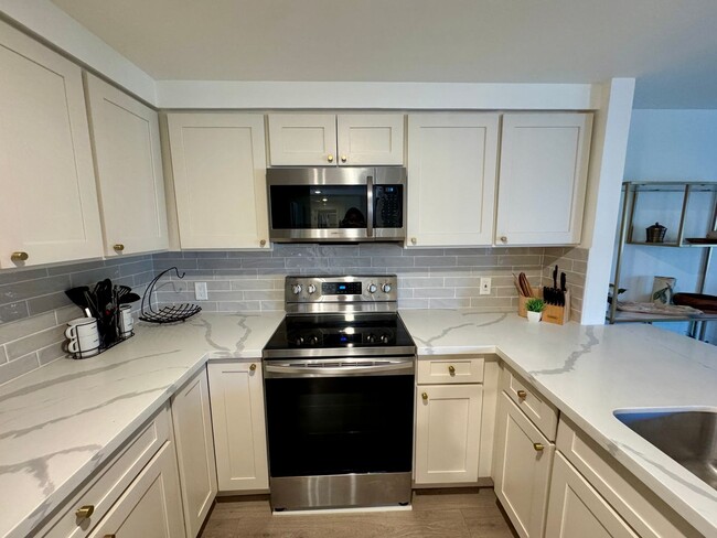 Building Photo - Upgraded and Spacious Condo Across from Be...