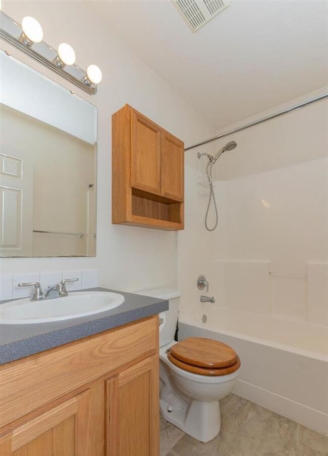 Building Photo - Welcome to this spacious 5-bedroom, 2-bathroom home in Nampa, ID