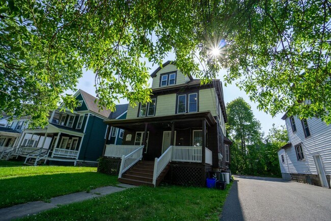 Building Photo - Newly renovated 3 bedroom apartment close ...