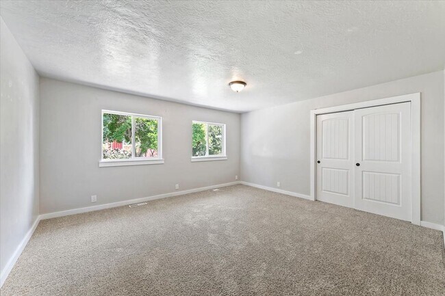 Building Photo - Spacious Middleton Home, Utilities & Lawn Care Included