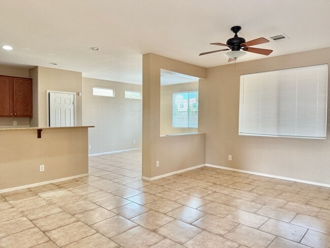 Building Photo - Spacious Living, Granite Counters, Great Location!
