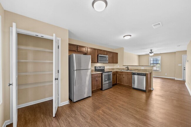 Building Photo - 161 Center Pointe Dr