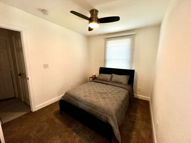 Building Photo - Room in House on W Brooklyn Ave