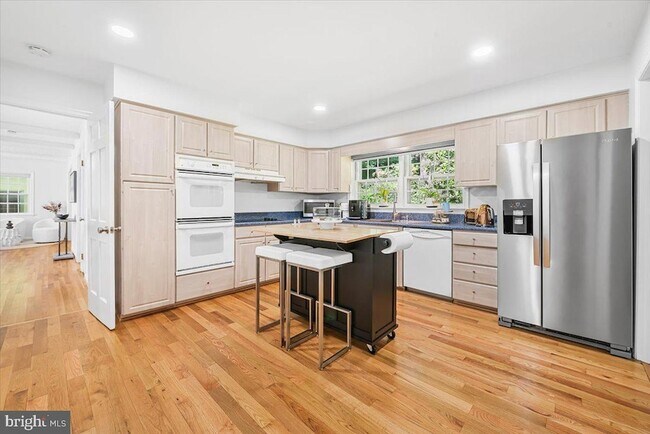 Building Photo - 4025 N River St