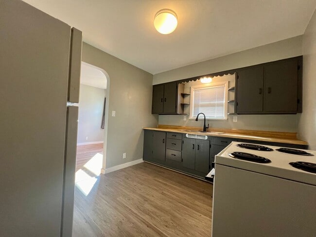 Building Photo - CHARMING ONE LEVEL HOME W/ GARAGE! W/S/G INCLUDED!