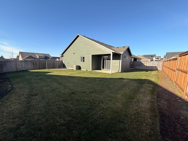 Building Photo - Large Fenced in Yard! 3Bd 2Ba Duplex