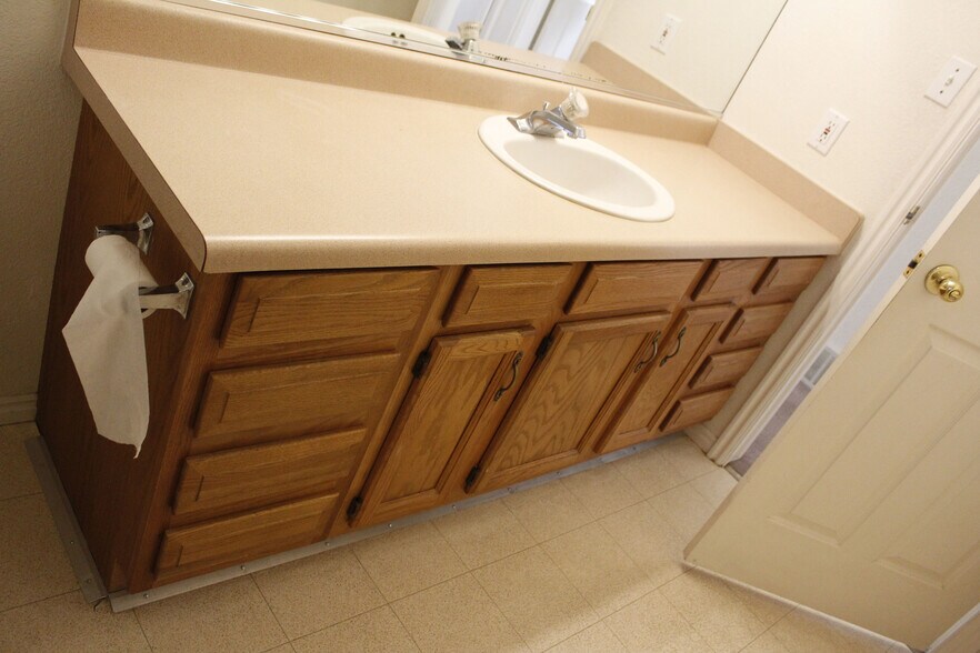 Main level bathroom - 4616 N Tumbleweed Dr
