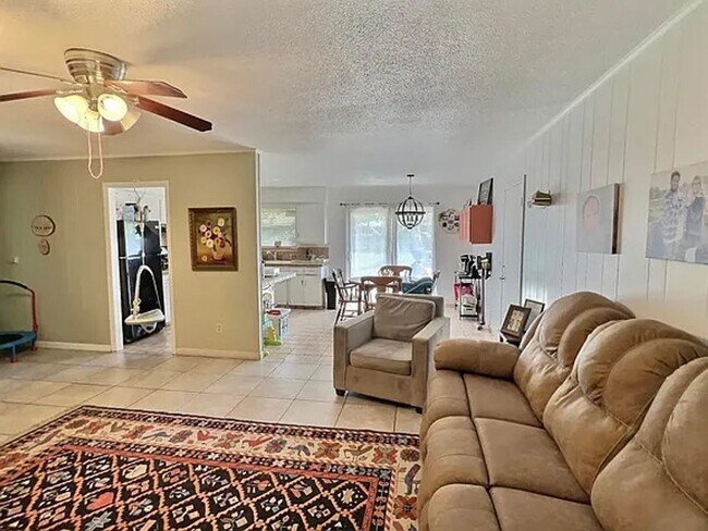 Building Photo - Available November 1st! 3 Bed/1.5 Bath Hou...