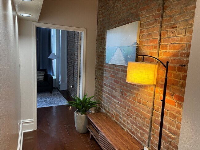 Building Photo - 2118 The Strand