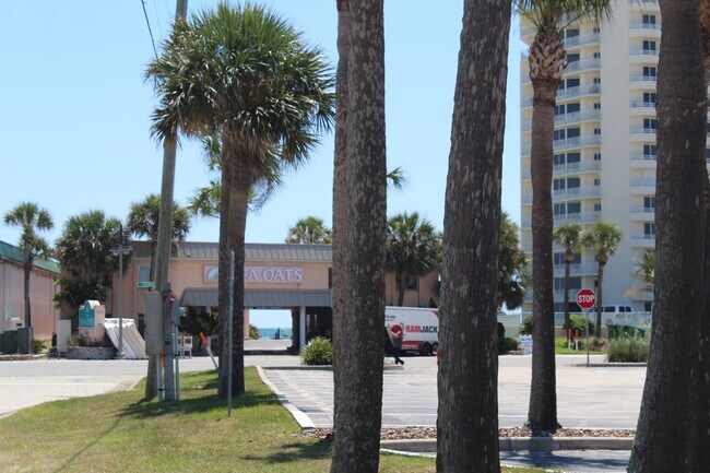 Building Photo - Half duplex close to the beach!