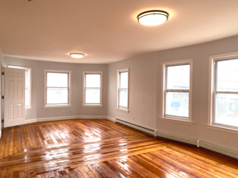 Building Photo - 202 Pine St