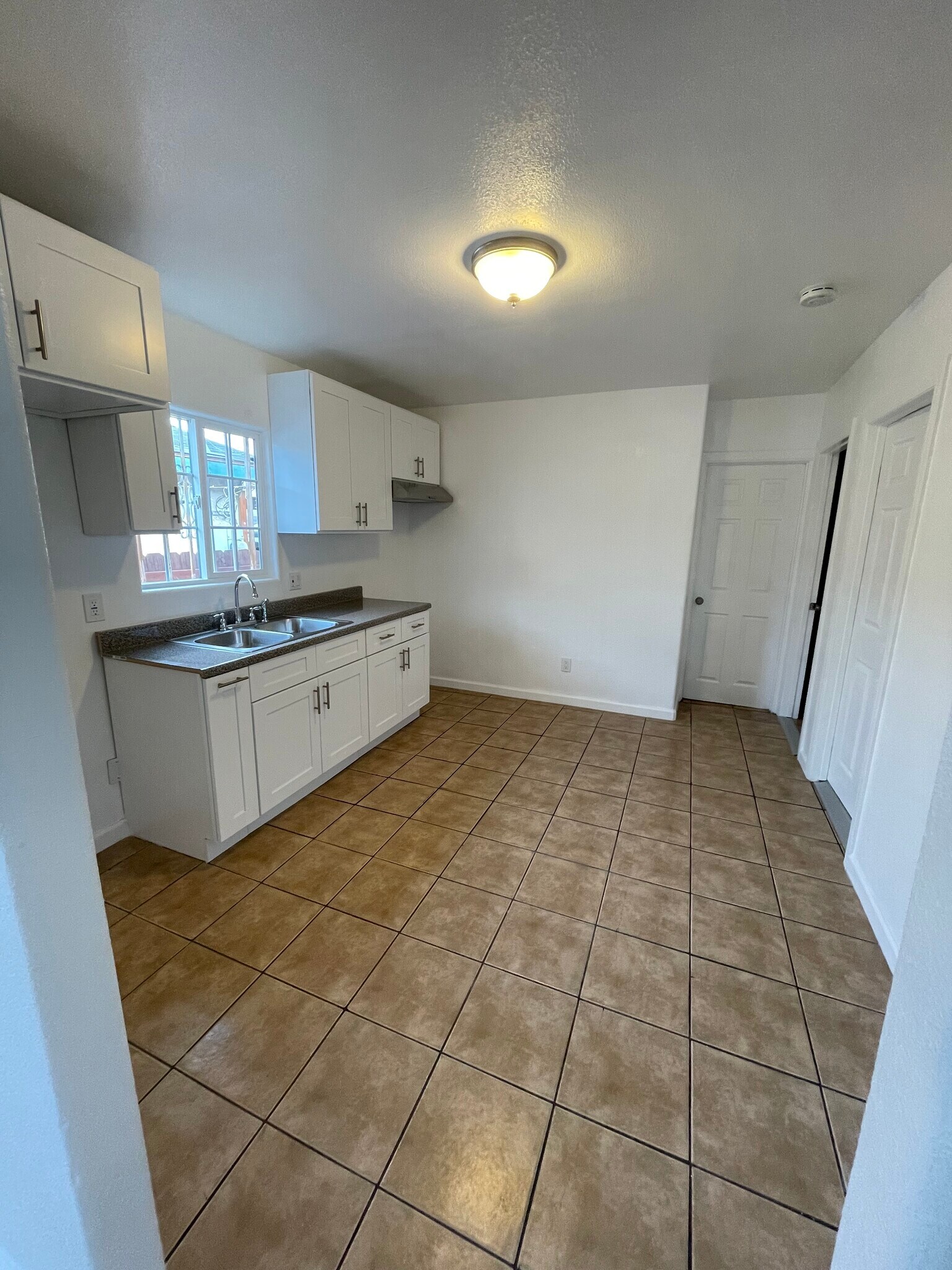 Building Photo - 1030 E 46th St