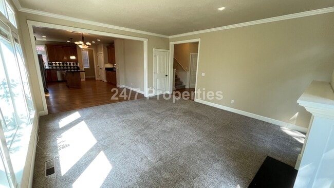 Building Photo - Stunning 4 BD | 2.5 BA Craftsman - Milwaukie