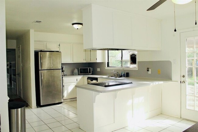 Building Photo - 105 Summit Ridge Dr N