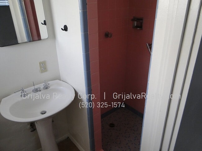 Building Photo - 1415 E Lester St