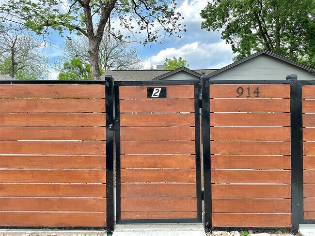 Building Photo - 914 E 39th St