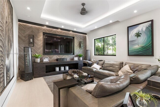 Building Photo - 3554 W Glencoe St