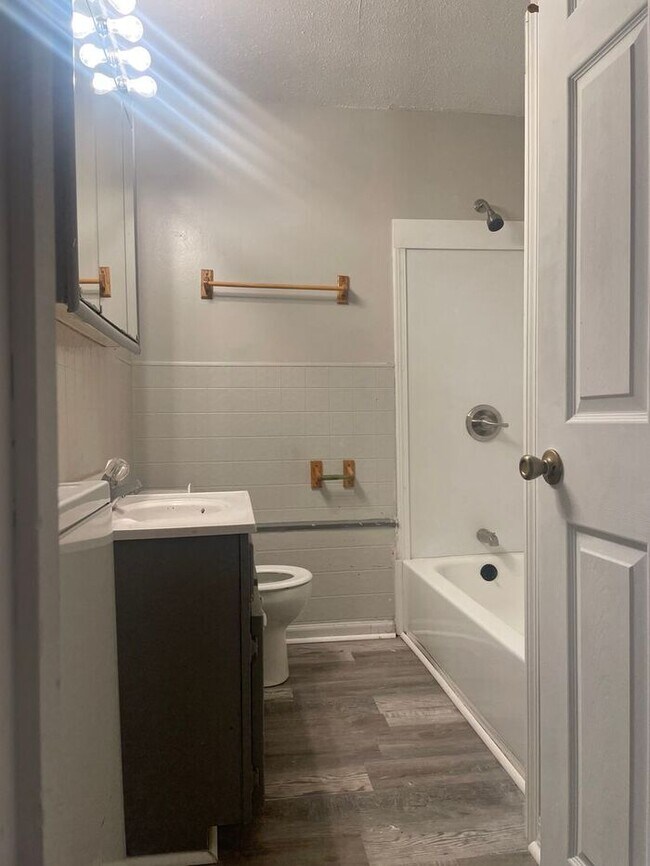 Building Photo - 2103 Tyler St