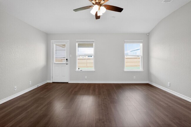 Building Photo - Spacious 5BR Home with Game Room, First-Floor Primary Suite & Appliances Included