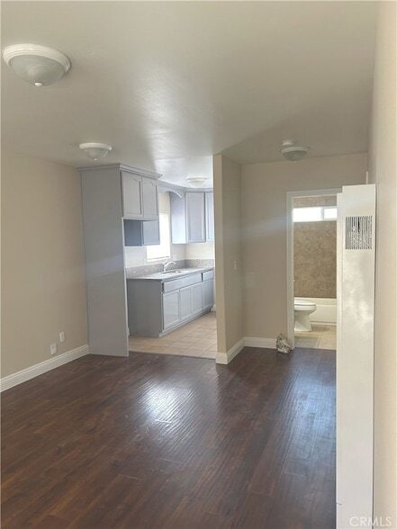 Building Photo - 626 W 59th Pl