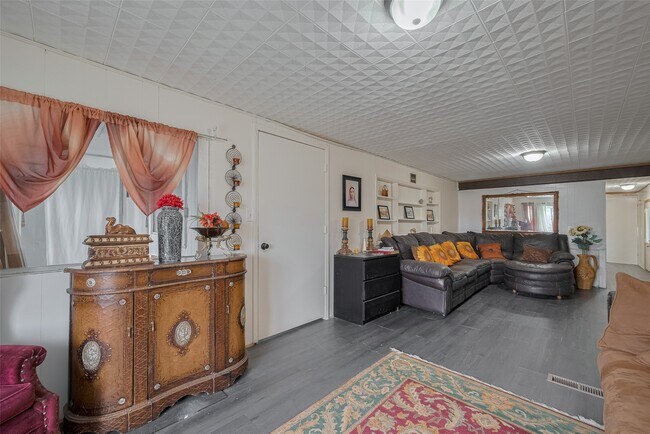 Building Photo - 2316 Green Meadows Dr