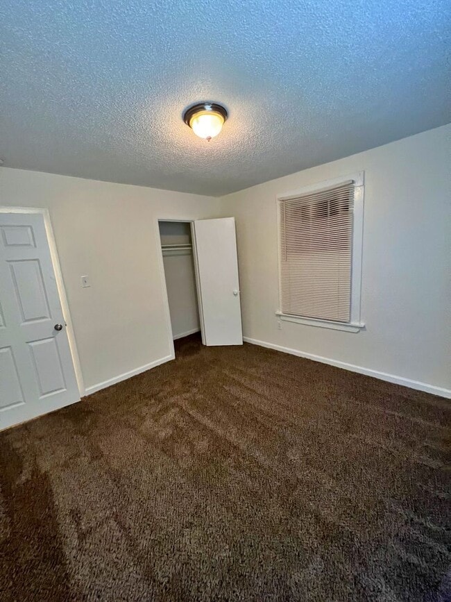 Building Photo - Recently renovated 1 Bedroom Duplex Ready ...