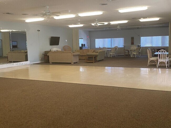 Building Photo - 100 Waterway Dr S