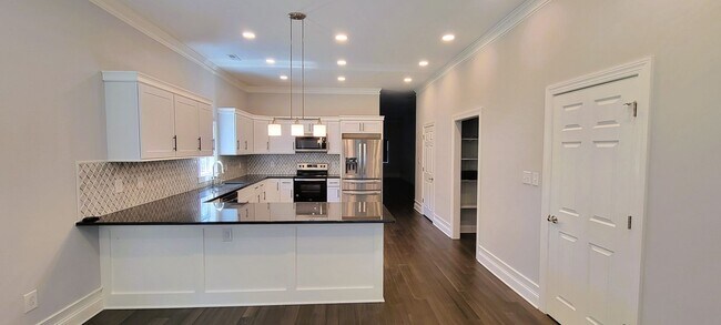 Building Photo - Beautiful 2 story home in heart of Church ...