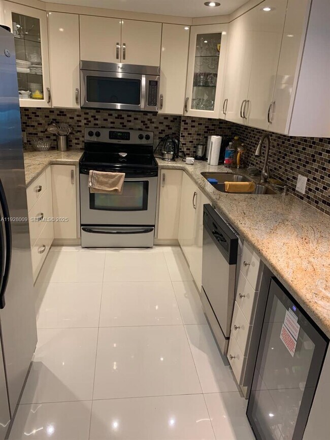 Building Photo - 100 Bayview Dr