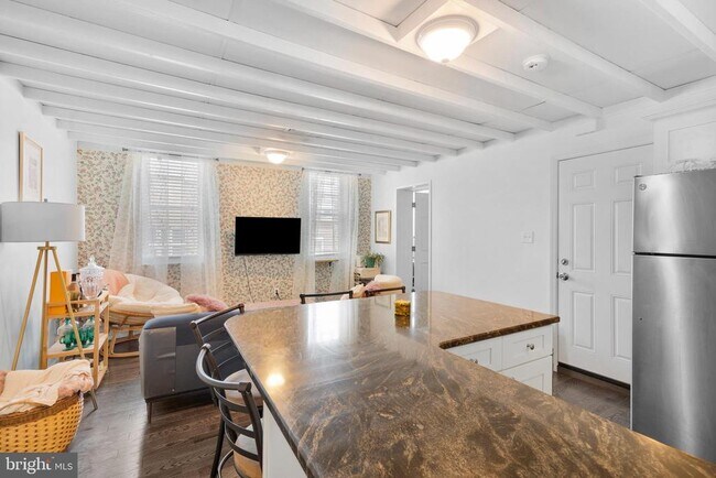 Building Photo - 530 Bainbridge St