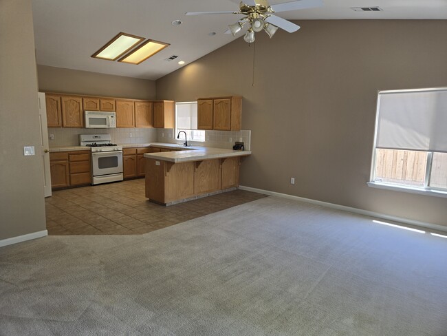 Building Photo - 561 Bluejay Ave