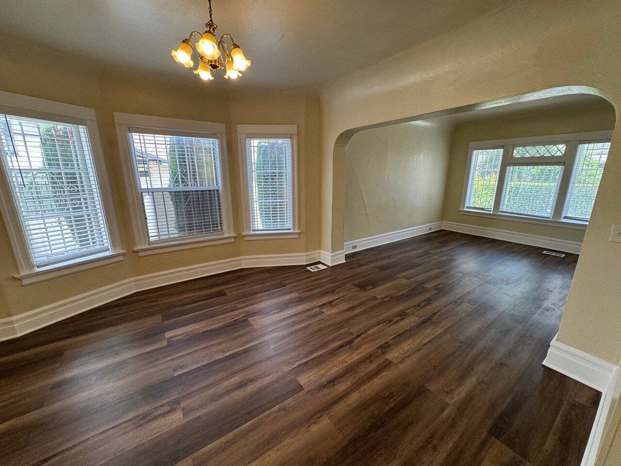 Building Photo - 1124 W 37th Pl