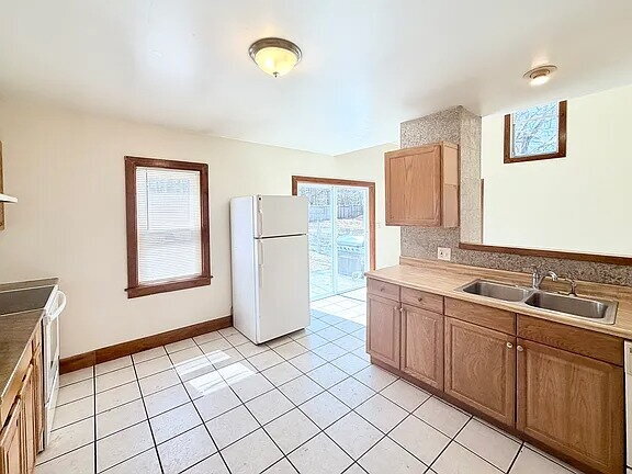 Building Photo - Single family colonial home in Wilbraham