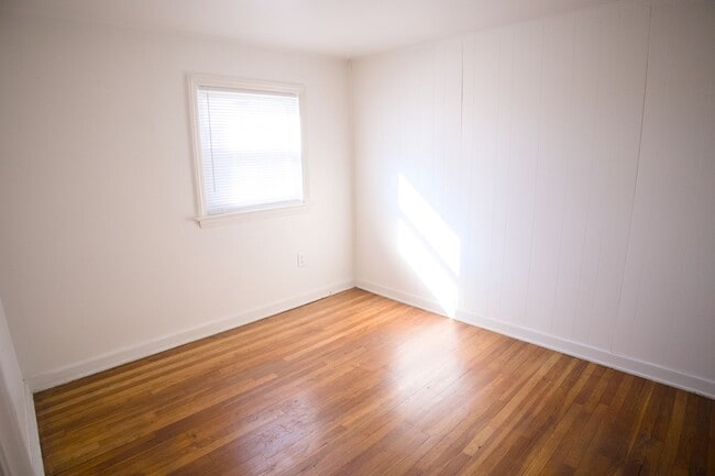 Building Photo - Cute & Cozy Interior Rowhome
