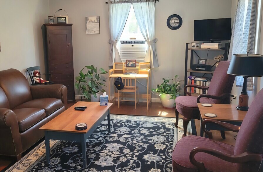 Staged photo apartment is non furnished - 432 Stackpole Rd