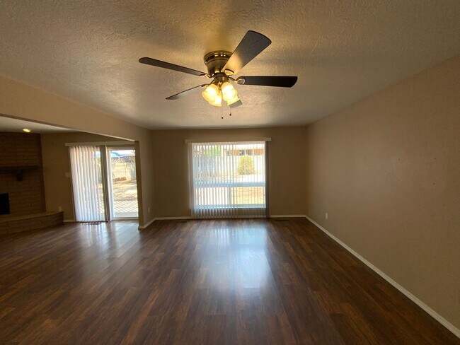 Building Photo - 3 Bedroom Single Story Home Available Near...